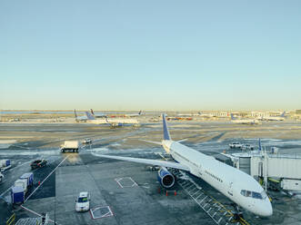 Ansicht von Flugzeugen im Flughafen - CAVF68564