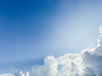 Blick auf einen strahlend blauen Himmel mit Wolken - CAVF68565