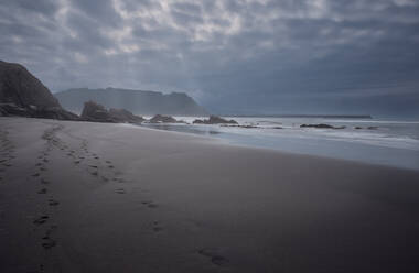 Bewölkter Strand an der Nordküste Spaniens - CAVF68572