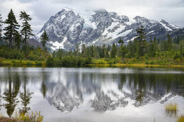 Der Berg Shuksan spiegelt sich im See - CAVF68585