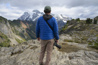 Männlich mit Puffy Jacket mit Bergblick - CAVF68590