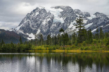 Der Berg Shuksan spiegelt sich im See - CAVF68595