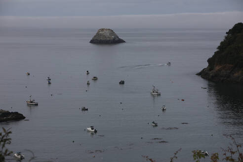 Der Hafen von Trinidad, Kalifornien, mit Pilot Rock im Hintergrund - CAVF68602