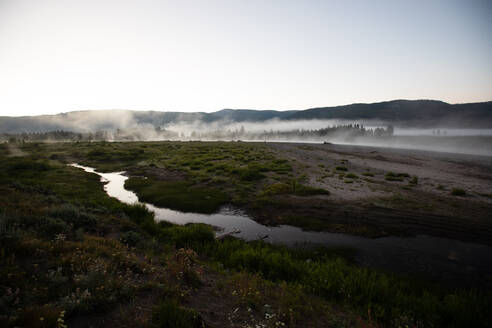 Nebel steigt über dem Upper Snake River am John D. Rockefeller Jr. Memorial Parkway auf - CAVF68603