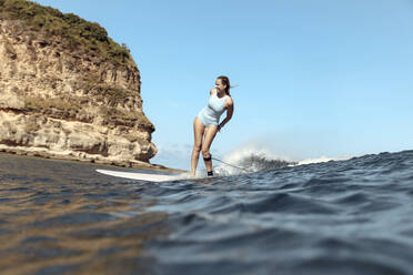 Lächelnde Frau beim Surfen - CAVF68642