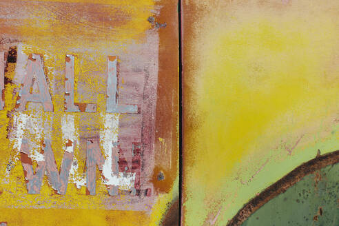 Abblätternder Schriftzug und Farbe an der Seite eines alten, verlassenen Lastwagens - MINF13103