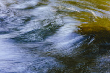 Abstrakte Langzeitbelichtung von fließendem Flusswasser - MINF13224