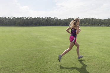 Teenager-Langstreckenläuferin übt Sprints auf dem Fußballplatz - CAVF68680