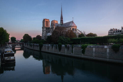 Notre Dame auf der √éle de la Cit√© von der anderen Seite der Seine bei Sonnenaufgang gesehen - CAVF68686