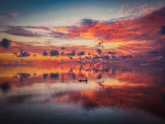 Sonnenaufgang über dem See mit kleinem Fischerboot - CAVF68689