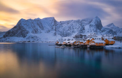 Die Farben der Lofoten kommen nach dem Schneesturm zum Vorschein - CAVF68692