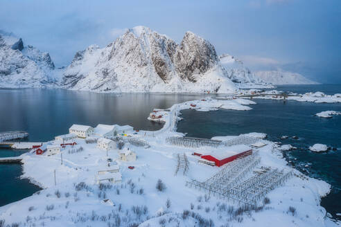 Der herrliche Winter auf den Lofoten während der goldenen Stunde - CAVF68693