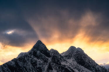 Norwegischer Sonnenuntergang, der die dicken Wolken des Winters durchdringt - CAVF68694