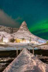 Nordlichter leuchten mit erstaunlichem Wintervordergrund - CAVF68701