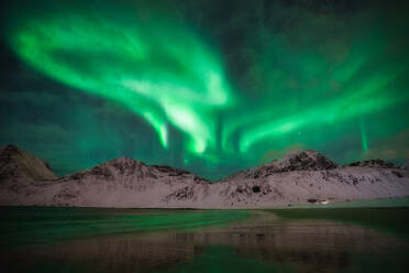 Nordlichter tanzen am Himmel über Norwegen - CAVF68702