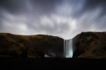 Bewölkte Nacht an einem mächtigen Wasserfall in Island - CAVF68705