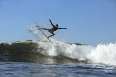 Surfer auf einer Welle - CAVF68727