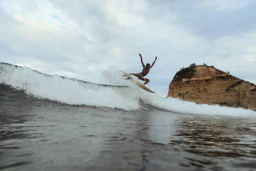 Surfer auf einer Welle - CAVF68728