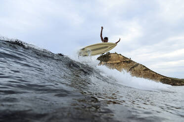 Surfer auf einer Welle - CAVF68729