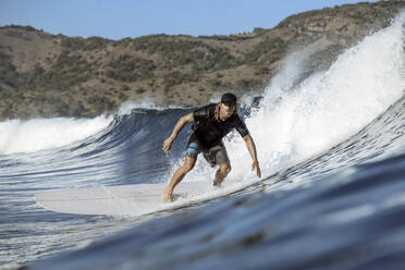 Surfer auf einer Welle - CAVF68732