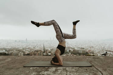 Young woman practicing yoga, asana with legs lifted. Barcelona. - CAVF68788