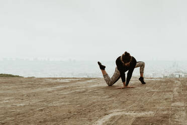 Junge Frau übt Yoga, Asana mit Knien auf dem Boden. Barcelona - CAVF68790