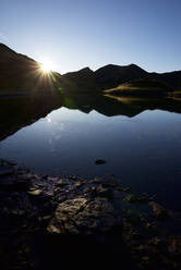 Sonnenaufgang am Truchas-See im Canfranc-Tal, Pyrenäen. - CAVF68846