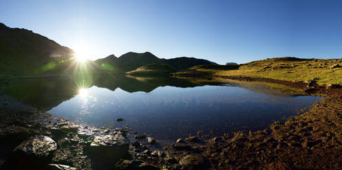 Sonnenaufgang am Truchas-See im Canfranc-Tal, Pyrenäen. - CAVF68848