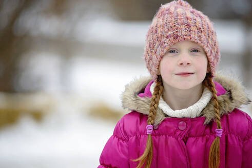 Kleines Mädchen mit roten Haaren im Freien im Winter - CAVF68880