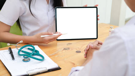 Doctor using tablet discussion something with patient. - CAVF68909