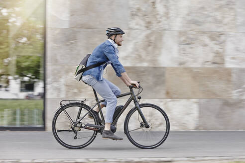 Student on his e-bike at Goethe University in Frankfurt, Germany - RORF01947