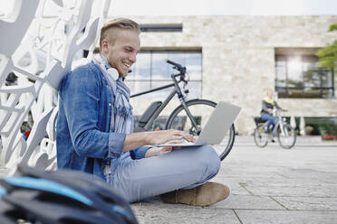 Student mit Laptop an der Goethe-Universität in Frankfurt, Deutschland - RORF01949