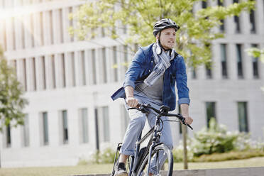 Student auf seinem E-Bike an der Goethe-Universität in Frankfurt, Deutschland - RORF01953