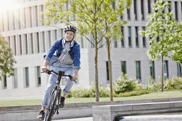 Student auf seinem E-Bike an der Goethe-Universität in Frankfurt, Deutschland - RORF01954