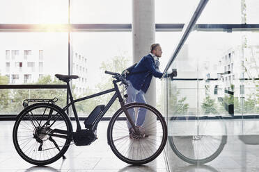 Student with coffee to go and e-bike at Goethe University - RORF01957