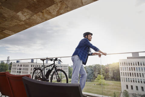 Student mit E-Bike an der Goethe-Universität, lizenzfreies Stockfoto