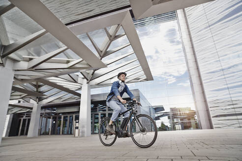 Student on his e-bike at Goethe University in Frankfurt, Germany - RORF01960