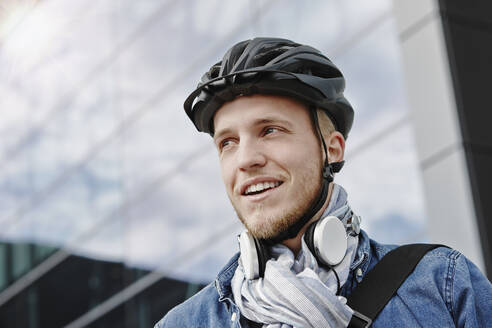 Porträt eines Schülers mit Fahrradhelm und Kopfhörern - RORF01962