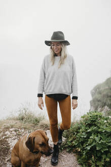 Frau mit Hund auf Aussichtspunkt, Grosser Mythen, Schweiz - LHPF01136