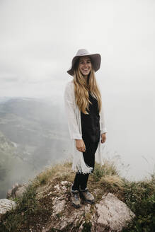 Junge Frau mit Hut, stehend auf Aussichtspunkt, Grosser Mythen, Schweiz - LHPF01137