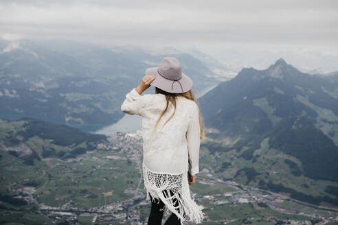 Rückansicht einer Frau auf einem Aussichtspunkt, Grosser Mythen, Schweiz - LHPF01140