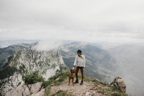 Frau mit Hund auf Aussichtspunkt, Grosser Mythen, Schweiz - LHPF01141