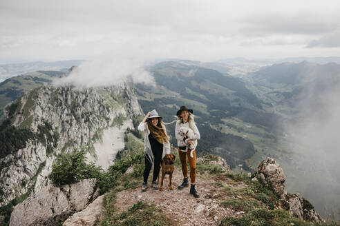 Zwei junge Frauen mit Hunden auf Aussichtspunkt, Grosser Mythen, Schweiz - LHPF01142