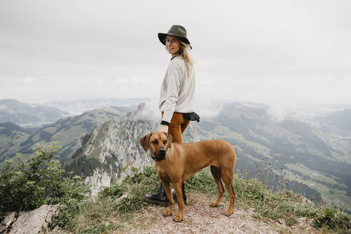 Frau mit Hund auf Aussichtspunkt, Grosser Mythen, Schweiz - LHPF01147