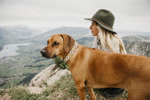 Frau mit Hund auf Aussichtspunkt, Grosser Mythen, Schweiz, lizenzfreies Stockfoto