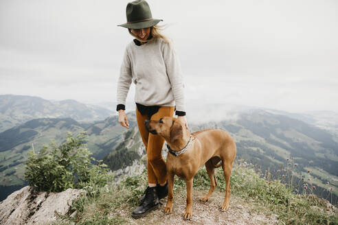 Frau mit Hund auf Aussichtspunkt, Grosser Mythen, Schweiz - LHPF01149