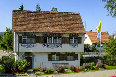Deutschland, Baden-Württemberg, Isny im Allgau, Fassade eines Bauernhauses im Sommer - LBF02778