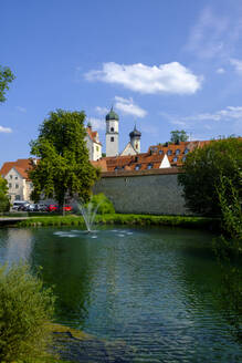 Deutschland, Baden-Württemberg, Isny im Allgau, Teich und Brunnen vor der Stadtmauer - LBF02779