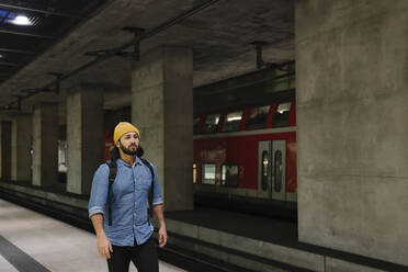 Mann mit Rucksack auf dem Bahnsteig, Berlin, Deutschland - AHSF01160