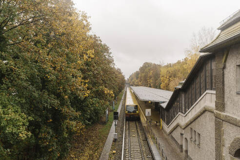 S-Bahn mit Halt am Bahnhof, Berlin, Deutschland - AHSF01190